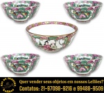 ARTE ORIENTAL – CONJUNTO DE BOWLS, AO GOSTO FAMÍLIA ROSA, PADRÃO MANDARIM, EXECUTADOS EM PORCELANA ESMALTADA E VITRIFICADA, DECORAÇÃO POLICROMADA, PINTADA À MÃO, COMPOSTO POR CINCO PEÇAS, SENDO: QUATRO, MADE IN MACAU, APRESENTANDO MOTIVOS FLORAIS E FRUGAIS DELIMITADOS POR MOLDURAS ORNAMENTAIS, MEDINDO 5 X 10 CM CADA E UM, APRESENTANDO MOTIVOS FLORAIS E FRUGAIS DELIMITADOS POR MOLDURAS ORNAMENTAIS COM GALERIA CENTRAL COM FIGURAS HUMANAS EM CENA DO COTIDIANO, MEDINDO 5,5 X 11 CM. APRESENTAM MARCAS DO TEMPO, USO, DESGASTES E/OU IMPERFEIÇÕES COMPATÍVEIS COM SUA UTILIZAÇÃO E ESTADO DE CONSERVAÇÃO, CONFORME FOTOS EXTRAS. ESCLAREÇA TODAS AS DÚVIDAS ANTES DE EFETUAR SEU LANCE, QUE SERÁ CONSIDERADO IRREVOGÁVEL E IRRETRATÁVEL. CONSULTE PREVIAMENTE OS TERMOS E CONDIÇÕES DISPONÍVEIS NO SITE. CONTATO VIA TELEFONE OU WHATSAPP: (21) 98264-3000.