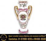 L. F. PORCELANAS - VASO, DITO ÂNFORA, MADE IN PORTUGAL, EXECUTADO EM PORCELANA ESMALTADA E VITRIFICADA, APRESENTANDO CORPO CÔNICO COM RICA DECORAÇÃO POLICROMADA APRESENTANDO BRASÃO DE PORTUGAL EM DESTAQUE NA FACE PRINCIPAL, ENVOLTO POR MOLDURA ORNAMENTAL, COMPLEMENTADO POR RICOS ARABESCOS FLORAIS, FILETES DOURADOS E BARRADO EM PADRÃO GREGO NA BORDA SUPERIOR, DUAS ALÇAS LATERAIS EM PROFUSO VIBRANTE DOURADO, MEDINDO 13 X 7 X 4 CM. APRESENTA MARCAS DO TEMPO, USO, DESGASTES E/OU IMPERFEIÇÕES COMPATÍVEIS COM SUA UTILIZAÇÃO E ESTADO DE CONSERVAÇÃO, CONFORME FOTOS EXTRAS. ESCLAREÇA TODAS AS DÚVIDAS ANTES DE EFETUAR SEU LANCE, QUE SERÁ CONSIDERADO IRREVOGÁVEL E IRRETRATÁVEL. CONSULTE PREVIAMENTE OS TERMOS E CONDIÇÕES DISPONÍVEIS NO SITE. CONTATO VIA TELEFONE OU WHATSAPP: (21) 98264-3000.