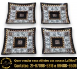 CONJUNTO DE PORTA-CAROÇOS, ESTILO ÉTNICO, EXECUTADO EM VIDRO COLORIDO, APRESENTANDO FORMATO QUADRADO COM BORDAS LEVEMENTE CURVAS, ORNAMENTADO COM FIGURAS ESTILIZADAS, REPRESENTANDO PERSONAGENS, CAVALEIROS E CENAS MITOLÓGICAS, EMOLDURADAS POR FRISOS GEOMÉTRICOS EM VIBRANTE DOURADOS EM PADRÃO GREGO, CENTRO DESTACADO POR PAINEL QUADRADO, CERCADO POR BARRADO E MOTIVO ORNAMENTAL CENTRAL, ENQUANTO OS CANTOS RECEBEM ELEMENTOS DECORATIVOS SIMÉTRICOS, COMPOSTO POR QUATRO PEÇAS, MEDINDO 9 X 9 CM CADA. APRESENTAM MARCAS DO TEMPO, USO, DESGASTES E/OU IMPERFEIÇÕES COMPATÍVEIS COM SUA UTILIZAÇÃO E ESTADO DE CONSERVAÇÃO, CONFORME FOTOS EXTRAS. ESCLAREÇA TODAS AS DÚVIDAS ANTES DE EFETUAR SEU LANCE, QUE SERÁ CONSIDERADO IRREVOGÁVEL E IRRETRATÁVEL. CONSULTE PREVIAMENTE OS TERMOS E CONDIÇÕES DISPONÍVEIS NO SITE. CONTATO VIA TELEFONE OU WHATSAPP: (21) 98264-3000.