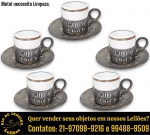 SOPPIL - CONJUNTO PARA CAFÉ EXECUTADO EM MATERIAIS, TÉCNICAS, MARCAS, MODELOS, MEDIDAS, FORMATOS, TAMANHOS, UTILIDADES E PROCEDÊNCIAS DIVERSOS COMPOSTO POR QUINZE (15) PEÇAS, SENDO: CINCO XÍCARAS EM PORCELANA ESMALTADA E VITRIFICADA, BORDA ORNADA COM FRISO, MEDINDO 5 X 4,5 CM CADA; CINCO SUPORTES EM METAL, POSSIVELMENTE ESPESSURADO À PRATA, RICAMENTE ORNADOS EM BARRADOS TRABALHADOS, MEDINDO 3 X 7 X 5 CM CADA E CINCO PIRES EM METAL, POSSIVELMENTE ESPESSURADO À PRATA, RICAMENTE ORNADOS EM BARRADOS TRABALHADOS, MEDINDO 10 CM CADA. APRESENTAM MARCAS DO TEMPO, USO, DESGASTES E/OU IMPERFEIÇÕES COMPATÍVEIS COM SUA UTILIZAÇÃO E ESTADO DE CONSERVAÇÃO, DESTACANDO NECESSIDADE DE LIMPEZA, CONFORME FOTOS EXTRAS. ESCLAREÇA TODAS AS DÚVIDAS ANTES DE EFETUAR SEU LANCE, QUE SERÁ CONSIDERADO IRREVOGÁVEL E IRRETRATÁVEL. CONSULTE PREVIAMENTE OS TERMOS E CONDIÇÕES DISPONÍVEIS NO SITE. CONTATO VIA TELEFONE OU WHATSAPP: (21) 98264-3000.