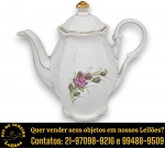 MAUÁ - BULE, PARTE DE SERVIÇO DE JANTAR, EXECUTADO EM PORCELANA ESMALTADA E VITRIFICADA, CORPO BOJUDO ADORNADO EM AMBAS AS FACES COM RICA DECORAÇÃO ORNADA COM ROSAS E FOLHAGENS NA TÉCNICA, DITA DECALQUE, EM DELICADA POLICROMIA, ALÇA EM VOLUTAS, BICO LONGO E SINUOSO COM PONTA RECORTADA, PÉS EM ESTILO ROCOCÓ COM REFINADOS FILETES, POSSIVELMENTE EM OURO NAS BORDAS E DETALHES DE ACABAMENTO, ACOMPANHADO DE TAMPA ENCIMADA POR PEGA CENTRAL, MEDINDO 16 X 17 X 9 CM. APRESENTA MARCAS DO TEMPO, USO, DESGASTES E/OU IMPERFEIÇÕES COMPATÍVEIS COM SUA UTILIZAÇÃO E ESTADO DE CONSERVAÇÃO, CONFORME FOTOS EXTRAS. ESCLAREÇA TODAS AS DÚVIDAS ANTES DE EFETUAR SEU LANCE, QUE SERÁ CONSIDERADO IRREVOGÁVEL E IRRETRATÁVEL. CONSULTE PREVIAMENTE OS TERMOS E CONDIÇÕES DISPONÍVEIS NO SITE. CONTATO VIA TELEFONE OU WHATSAPP: (21) 98264-3000.