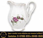 MAUÁ - LEITEIRA, PARTE DE SERVIÇO DE JANTAR, EXECUTADO EM PORCELANA ESMALTADA E VITRIFICADA, CORPO BOJUDO ADORNADO EM AMBAS AS FACES COM RICA DECORAÇÃO ORNADA COM ROSAS E FOLHAGENS NA TÉCNICA, DITA DECALQUE, EM DELICADA POLICROMIA, ALÇA EM VOLUTAS, BICO CURVO COM PONTA DITA BICO DE PATO, PÉS EM ESTILO ROCOCÓ COM REFINADOS FILETES, POSSIVELMENTE EM OURO NAS BORDAS E DETALHES DE ACABAMENTO, ACOMPANHADO DE TAMPA ENCIMADA POR PEGA EM ESPIRAL, MEDINDO 11 X 10 X 7 CM. APRESENTA MARCAS DO TEMPO, USO, DESGASTES E/OU IMPERFEIÇÕES COMPATÍVEIS COM SUA UTILIZAÇÃO E ESTADO DE CONSERVAÇÃO, CONFORME FOTOS EXTRAS. ESCLAREÇA TODAS AS DÚVIDAS ANTES DE EFETUAR SEU LANCE, QUE SERÁ CONSIDERADO IRREVOGÁVEL E IRRETRATÁVEL. CONSULTE PREVIAMENTE OS TERMOS E CONDIÇÕES DISPONÍVEIS NO SITE. CONTATO VIA TELEFONE OU WHATSAPP: (21) 98264-3000. 1 X 10 X 7 CM.