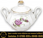 MAUÁ - AÇUCAREIRO, PARTE DE SERVIÇO DE JANTAR, EXECUTADO EM PORCELANA ESMALTADA E VITRIFICADA, CORPO BOJUDO ADORNADO EM AMBAS AS FACES COM RICA DECORAÇÃO ORNADA COM ROSAS E FOLHAGENS NA TÉCNICA, DITA DECALQUE, EM DELICADA POLICROMIA, ALÇAS EM VOLUTAS, PÉS EM ESTILO ROCOCÓ COM REFINADOS FILETES, POSSIVELMENTE EM OURO NAS BORDAS E DETALHES DE ACABAMENTO, ACOMPANHADO DE TAMPA ENCIMADA POR PEGA CENTRAL, MEDINDO 9 X 12 X 9 CM. APRESENTA MARCAS DO TEMPO, USO, DESGASTES E/OU IMPERFEIÇÕES COMPATÍVEIS COM SUA UTILIZAÇÃO E ESTADO DE CONSERVAÇÃO, CONFORME FOTOS EXTRAS. ESCLAREÇA TODAS AS DÚVIDAS ANTES DE EFETUAR SEU LANCE, QUE SERÁ CONSIDERADO IRREVOGÁVEL E IRRETRATÁVEL. CONSULTE PREVIAMENTE OS TERMOS E CONDIÇÕES DISPONÍVEIS NO SITE. CONTATO VIA TELEFONE OU WHATSAPP: (21) 98264-3000.