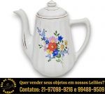 CIDAMAR RAMI - BULE, PARTE DE SERVIÇO DE JANTAR, EXECUTADO EM PORCELANA ESMALTADA E VITRIFICADA, CORPO BOJUDO, FACETADO E TRABALHADO COM RELEVOS VERTICAIS ADORNADO COM RICA DECORAÇÃO ORNADA COM ROSAS E FOLHAGENS NA TÉCNICA, DITA DECALQUE, EM DELICADA POLICROMIA, ALÇA LATERAL, BICO LONGO E SINUOSO COM PONTA RECORTADA, BORDAS E DETALHES DE ACABAMENTO COM REFINADOS FILETES, POSSIVELMENTE EM OURO, ACOMPANHADO DE TAMPA ENCIMADA POR PEGA CENTRAL, MEDINDO 16 X 17 X 10 CM. APRESENTA MARCAS DO TEMPO, USO, DESGASTES E/OU IMPERFEIÇÕES COMPATÍVEIS COM SUA UTILIZAÇÃO E ESTADO DE CONSERVAÇÃO, CONFORME FOTOS EXTRAS. ESCLAREÇA TODAS AS DÚVIDAS ANTES DE EFETUAR SEU LANCE, QUE SERÁ CONSIDERADO IRREVOGÁVEL E IRRETRATÁVEL. CONSULTE PREVIAMENTE OS TERMOS E CONDIÇÕES DISPONÍVEIS NO SITE. CONTATO VIA TELEFONE OU WHATSAPP: (21) 98264-3000.