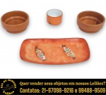 CONJUNTO, PARTE DE SERVIÇO DE MESA, EXECUTADO EM CERÂMICA ESMALTADA COMPOSTO POR QUATRO PEÇAS, SENDO: DOIS BOWLS, MEDINDO 4 X 9,5 CM CADA; PORTA-PATÊS, MEDINDO 3,5 X 6 CM E PETISQUEIRA, MEDINDO 20 X 11 CM. APRESENTAM MARCAS DO TEMPO, USO, DESGASTES E/OU IMPERFEIÇÕES COMPATÍVEIS COM SUA UTILIZAÇÃO E ESTADO DE CONSERVAÇÃO, CONFORME FOTOS EXTRAS. ESCLAREÇA TODAS AS DÚVIDAS ANTES DE EFETUAR SEU LANCE, QUE SERÁ CONSIDERADO IRREVOGÁVEL E IRRETRATÁVEL. CONSULTE PREVIAMENTE OS TERMOS E CONDIÇÕES DISPONÍVEIS NO SITE. CONTATO VIA TELEFONE OU WHATSAPP: (21) 98264-3000. 