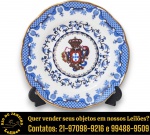L F PORCELANAS - PRATO DECORATIVO EXECUTADO EM PORCELANA, APRESENTANDO BORDA ONDULADA COM ACABAMENTO EM FILETAGEM DOURADA E DECORAÇÃO COM MOTIVOS GEOMÉTRICOS E FLORAIS, DESTACANDO AO CENTRO O BRASÃO DE PORTUGAL, ENCIMADO POR COROA REAL E ENVOLTO POR MANTEL E ELEMENTOS ORNAMENTAIS, BORDA COM DELICADOS ARABESCOS, MOTIVOS FLORAIS E PADRÕES GEOMÉTRICOS, MEDINDO 12,5 CM. APRESENTA MARCAS DO TEMPO, USO, DESGASTES E/OU IMPERFEIÇÕES COMPATÍVEIS COM SUA UTILIZAÇÃO E ESTADO DE CONSERVAÇÃO, CONFORME FOTOS EXTRAS. ESCLAREÇA TODAS AS DÚVIDAS ANTES DE EFETUAR SEU LANCE, QUE SERÁ CONSIDERADO IRREVOGÁVEL E IRRETRATÁVEL. CONSULTE PREVIAMENTE OS TERMOS E CONDIÇÕES DISPONÍVEIS NO SITE. CONTATO VIA TELEFONE OU WHATSAPP: (21) 98264-3000.