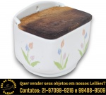 SCHMIDT - SALEIRO DE PAREDE EXECUTADO EM PORCELANA ESMALTADA E VITRIFICADA, APRESENTANDO CORPO DECORADO COM DELICADOS MOTIVOS FLORAIS ESTILIZADOS EM DELICADA POLICROMIA, FRENTE COM FUROS NA PARTE POSTERIOR PARA FIXAÇÃO NA PAREDE, TAMPA DESLIZANTE EM MADEIRA, MEDINDO 12 X 14 X 10 CM. APRESENTA MARCAS DO TEMPO, USO, DESGASTES E/OU IMPERFEIÇÕES COMPATÍVEIS COM SUA UTILIZAÇÃO E ESTADO DE CONSERVAÇÃO, DESTACANDO NECESSIDADE DE AJUSTE NA TAMPA, CONFORME FOTOS EXTRAS. ESCLAREÇA TODAS AS DÚVIDAS ANTES DE EFETUAR SEU LANCE, QUE SERÁ CONSIDERADO IRREVOGÁVEL E IRRETRATÁVEL. CONSULTE PREVIAMENTE OS TERMOS E CONDIÇÕES DISPONÍVEIS NO SITE. CONTATO VIA TELEFONE OU WHATSAPP: (21) 98264-3000.