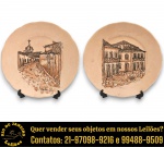 CONJUNTO DE PRATOS DECORATIVOS EXECUTADOS EM CERÂMICA ESMALTADA, APRESENTANDO FORMATO CIRCULAR COM BORDAS ONDULADAS, PINTADOS À MÃO, DECORADOS COM PAISAGENS URBANAS COLONIAIS, RETRATANDO CASARIOS, RUAS DE PEDRA E EDIFICAÇÕES HISTÓRICAS, COMPOSTO POR DUAS PEÇAS, MEDINDO 18,5 CM. APRESENTAM MARCAS DO TEMPO, USO, DESGASTES E/OU IMPERFEIÇÕES COMPATÍVEIS COM SUA UTILIZAÇÃO E ESTADO DE CONSERVAÇÃO, CONFORME FOTOS EXTRAS. ESCLAREÇA TODAS AS DÚVIDAS ANTES DE EFETUAR SEU LANCE, QUE SERÁ CONSIDERADO IRREVOGÁVEL E IRRETRATÁVEL. CONSULTE PREVIAMENTE OS TERMOS E CONDIÇÕES DISPONÍVEIS NO SITE. CONTATO VIA TELEFONE OU WHATSAPP: (21) 98264-3000.