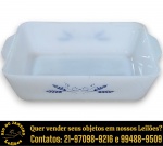 TRAVESSA REFRATÁRIA EXECUTADA VIDRO OPALINO LEITOSO, DITO MILK GLASS, APRESENTANDO DELICADO MOTIVO FLORAL E ESPIGAS ESTILIZADAS EM AMBAS AS FACES, DITA TRIGUINHO, ALÇAS LATERAIS INTEGRADAS, MEDINDO 6 X 24 X 17 CM. APRESENTA MARCAS DO TEMPO, USO, DESGASTES E/OU IMPERFEIÇÕES COMPATÍVEIS COM SUA UTILIZAÇÃO E ESTADO DE CONSERVAÇÃO, CONFORME FOTOS EXTRAS. ESCLAREÇA TODAS AS DÚVIDAS ANTES DE EFETUAR SEU LANCE, QUE SERÁ CONSIDERADO IRREVOGÁVEL E IRRETRATÁVEL. CONSULTE PREVIAMENTE OS TERMOS E CONDIÇÕES DISPONÍVEIS NO SITE. CONTATO VIA TELEFONE OU WHATSAPP: (21) 98264-3000.