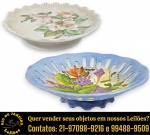 CONJUNTO, PARTE DE SERVIÇO DE MESA, EXECUTADO EM CERÂMICA ESMALTADA, COMPOSTO POR DUAS PEÇAS, SENDO: PRATO PARA SOBREMESAS, MARCA PORBRAS, PINTADO À MÃO, APRESENTANDO FORMATO CIRCULAR COM DECORAÇÃO EM MOTIVOS FLORAIS E FOLHAGENS, COM BORDA ONDULADA E CANELADA, APOIADA SOBRE BASE CIRCULAR, MEDINDO 6 X 25 CM E FRUTEIRA, PINTADA À MÃO, DECORAÇÃO EM MOTIVOS FLORAIS E CACHOS DE UVAS EM CERÂMICA, COM BORDA VAZADA E RECORTADA POR ABERTURAS ALONGADAS, APOIADA SOBRE BASE RECORTADA EM FORMATO ORNAMENTAL, MEDINDO 8 X 30 CM. APRESENTAM MARCAS DO TEMPO, USO, DESGASTES E/OU IMPERFEIÇÕES COMPATÍVEIS COM SUA UTILIZAÇÃO E ESTADO DE CONSERVAÇÃO, DESTACANDO DANO NA BORDA DO PRATO, CONFORME FOTOS EXTRAS. ESCLAREÇA TODAS AS DÚVIDAS ANTES DE EFETUAR SEU LANCE, QUE SERÁ CONSIDERADO IRREVOGÁVEL E IRRETRATÁVEL. CONSULTE PREVIAMENTE OS TERMOS E CONDIÇÕES DISPONÍVEIS NO SITE. CONTATO VIA TELEFONE OU WHATSAPP: (21) 98264-3000.