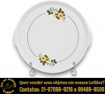 RENNER - PRATO PARA SERVIÇO DE SOBREMESAS, PARTE DE SERVIÇO DE JANTAR, SÉRIE MEDAILLON, EXECUTADO EM PORCELANA ESMALTADA E VITRIFICADA RICAMENTE DECORADA COM FLORES E FOLHAS EM DELICADA POLICROMIA, NA TÉCNICA DITA DECALQUE, BORDA FILETADA, MEDINDO 29 X 28 CM. APRESENTA MARCAS DO TEMPO, USO, DESGASTES E/OU IMPERFEIÇÕES COMPATÍVEIS COM SUA UTILIZAÇÃO E ESTADO DE CONSERVAÇÃO, CONFORME FOTOS EXTRAS. ESCLAREÇA TODAS AS DÚVIDAS ANTES DE EFETUAR SEU LANCE, QUE SERÁ CONSIDERADO IRREVOGÁVEL E IRRETRATÁVEL. CONSULTE PREVIAMENTE OS TERMOS E CONDIÇÕES DISPONÍVEIS NO SITE. CONTATO VIA TELEFONE OU WHATSAPP: (21) 98264-3000. TEMOS OUTRAS PEÇAS DESTE MESMO MODELO NOS LOTES Nº 59, 84, 121, 188, 263 E 349.
