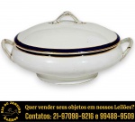BOCH FRÈRES KERAMIS  SOPEIRA, MADE IN BELGIUM, PARTE DE SERVIÇO DE JANTAR, EXECUTADA EM FAIANÇA ESMALTADA E VITRIFICADA, APRESENTANDO FORMATO OVALADO RICAMENTE DECORADA COM BARRA COLORIDA REALÇADA POR FILETES EM VIBRANTE DOURADOS, APOIADA SOBRE PÉ ANELAR, COM DUAS ALÇAS LATERAIS, ACOMPANHADA DE TAMPA COM PEGA SUPERIOR VAZADA, MEDINDO 15 X 30 X 18 CM. APRESENTA MARCAS DO TEMPO, USO, DESGASTES E/OU IMPERFEIÇÕES COMPATÍVEIS COM SUA UTILIZAÇÃO E ESTADO DE CONSERVAÇÃO, DESTACANDO DANO EM UMA DAS PEGAS, CONFORME FOTOS EXTRAS. ESCLAREÇA TODAS AS DÚVIDAS ANTES DE EFETUAR SEU LANCE, QUE SERÁ CONSIDERADO IRREVOGÁVEL E IRRETRATÁVEL. CONSULTE PREVIAMENTE OS TERMOS E CONDIÇÕES DISPONÍVEIS NO SITE. CONTATO VIA TELEFONE OU WHATSAPP: (21) 98264-3000. TEMOS OUTRAS PEÇAS DESTE MESMO MODELO NOS LOTES Nº 42, 54, 251, 305, 307, 336 E 360.