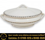 SÃO CAETANO – SOPEIRA, PARTE DE SERVIÇO DE JANTAR, EXECUTADO EM PORCELANA ESMALTADA E VITRIFICADA, APRESENTANDO CORPO OVALADO RICAMENTE DECORADA EM DELICADA BARRA GEOMÉTRICA, COMPLEMENTADA POR FINOS FILETES DOURADOS QUE CONTORNAM A BORDA DA TAMPA, CORPO E BASE, COM DUAS ALÇAS LATERAIS, APOIADA SOBRE PÉ ANELAR, ACOMPANHADA DE TAMPA DE ENCAIXE COM PEGA ARQUEADA, MEDINDO 15 X 32 X 20 CM. APRESENTA MARCAS DO TEMPO, USO, DESGASTES E/OU IMPERFEIÇÕES COMPATÍVEIS COM SUA UTILIZAÇÃO E ESTADO DE CONSERVAÇÃO, DESTACANDO ÍNFIMA OSTRA NA BORDA DE UM DOS PRATOS, CONFORME FOTOS EXTRAS. ESCLAREÇA TODAS AS DÚVIDAS ANTES DE EFETUAR SEU LANCE, QUE SERÁ CONSIDERADO IRREVOGÁVEL E IRRETRATÁVEL. CONSULTE PREVIAMENTE OS TERMOS E CONDIÇÕES DISPONÍVEIS NO SITE. CONTATO VIA TELEFONE OU WHATSAPP: (21) 98264-3000.