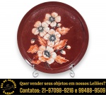 PRATO DECORATIVO EXECUTADO EM PORCELANA ESMALTADA E VITRIFICADA, PINTADO À MÃO, RICAMENTE DECORADO EMO MOTIVOS FLORAIS E FOLHAGENS, À MÃO COM COMPOSIÇÃO FLORAL MEDINDO 31,5 CM. APRESENTA MARCAS DO TEMPO, USO, DESGASTES E/OU IMPERFEIÇÕES COMPATÍVEIS COM SUA UTILIZAÇÃO E ESTADO DE CONSERVAÇÃO, CONFORME FOTOS EXTRAS. ESCLAREÇA TODAS AS DÚVIDAS ANTES DE EFETUAR SEU LANCE, QUE SERÁ CONSIDERADO IRREVOGÁVEL E IRRETRATÁVEL. CONSULTE PREVIAMENTE OS TERMOS E CONDIÇÕES DISPONÍVEIS NO SITE. CONTATO VIA TELEFONE OU WHATSAPP: (21) 98264-3000.
