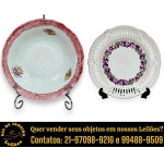 CONJUNTO DE PRATO DECORATIVOS EXECUTADOS EM PORCELANA ESMALTADA E VITRIFICADA, PINTADOS À MÃO, MARCAS E PROCEDÊNCIAS DIVERSAS, COMPOSTO POR DUAS PEÇAS, SENDO: PRATO, MARCA STEATITA, COM COM BORDA ONDULADA E ESPONJADA, COM DELICADAS RESERVAS FLORAIS POLICROMADAS DISTRIBUÍDAS PELA ABA, MEDINDO 3,5 X 18,5 CM E PRATO, COM BORDA VAZADA E RETICULADA, COM DECORAÇÃO EM GUIRLANDA DE PEQUENAS FLORES, COMPLEMENTADA POR FINO FILETE DOURADO NA BORDA, MEDINDO 15 CM. APRESENTAM MARCAS DO TEMPO, USO, DESGASTES E/OU IMPERFEIÇÕES COMPATÍVEIS COM SUA UTILIZAÇÃO E ESTADO DE CONSERVAÇÃO, CONFORME FOTOS EXTRAS. ESCLAREÇA TODAS AS DÚVIDAS ANTES DE EFETUAR SEU LANCE, QUE SERÁ CONSIDERADO IRREVOGÁVEL E IRRETRATÁVEL. CONSULTE PREVIAMENTE OS TERMOS E CONDIÇÕES DISPONÍVEIS NO SITE. CONTATO VIA TELEFONE OU WHATSAPP: (21) 98264-3000.