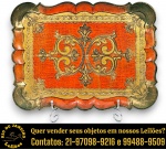 BUSA - BANDEJA DECORATIVA, MADE IN ITALY, ESTILO FLORENTINO (FLORENTINE TRAY), EXECUTADA EM MADEIRA ENTALHADA E POLICROMADA, APRESENTANDO BORDAS RECORTADAS EM MOVIMENTO ONDULADO, RICA DECORAÇÃO EM RELEVO COM ARABESCOS, VOLUTAS E MOTIVOS VEGETALISTAS, EMOLDURADOS POR LARGA CERCADURA COLORIDA, MEDINDO 36 X 27 CM. APRESENTA MARCAS DO TEMPO, USO, DESGASTES E/OU IMPERFEIÇÕES COMPATÍVEIS COM SUA UTILIZAÇÃO E ESTADO DE CONSERVAÇÃO, CONFORME FOTOS EXTRAS. ESCLAREÇA TODAS AS DÚVIDAS ANTES DE EFETUAR SEU LANCE, QUE SERÁ CONSIDERADO IRREVOGÁVEL E IRRETRATÁVEL. CONSULTE PREVIAMENTE OS TERMOS E CONDIÇÕES DISPONÍVEIS NO SITE. CONTATO VIA TELEFONE OU WHATSAPP: (21) 98264-3000.