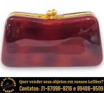 BOLSA TROUSSE, AO GOSTO MINAUDIÈRE, CONFECCIONADA EM ACRILÍCO NO PADRÃO TARTATUGA ORNADO COM METAL DOURADO, BOLSO INTERNO COM ESPELHO, COMPARTIMENTO PARA BATOM, PÓ E CIGARROS, MEDINDO 9 X 17 X 4 CM. TRATA-SE DE PEÇA SEMINOVA, PODENDO APRESENTAR SINAIS DE USO, MARCAS DO TEMPO, DESGASTES NATURAIS, PEQUENAS IMPERFEIÇÕES, RESTAUROS, REPAROS E/OU OUTRAS CARACTERÍSTICAS PRÓPRIAS DE SUA NATUREZA, USO E ESTADO DE CONSERVAÇÃO, NÃO SENDO TAIS ASPECTOS, POR SI SÓ, MOTIVO PARA DESCLASSIFICAÇÃO, CANCELAMENTO OU QUESTIONAMENTOS POSTERIORES, DEVENDO O ARREMATANTE CONSIDERAR TAIS CONDIÇÕES PREVIAMENTE À OFERTA E ARREMATAÇÃO. ESCLAREÇA TODAS AS DÚVIDAS ANTES DE EFETUAR SEU LANCE, QUE SERÁ CONSIDERADO IRREVOGÁVEL E IRRETRATÁVEL. CONSULTE PREVIAMENTE OS TERMOS E CONDIÇÕES DISPONÍVEIS NO SITE. CONTATO (21) 98264-3000. 