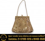 BOLSA CONFECCIONADA EM MALHA METÁLICA, COR DOURADA, ESTRUTURA COM ARMAÇÃO EM METAL, INTERIOR REVESTIDO EM TECIDO, FECHAMENTO SUPERIOR, DITO KISS LOCK, ACOMPANHADA CORRENTE. TRATA-SE DE PEÇASEMINOVAS, PODENDO APRESENTAR SINAIS DE USO, MARCAS DO TEMPO, DESGASTES NATURAIS, PEQUENAS IMPERFEIÇÕES, RESTAUROS, REPAROS E/OU OUTRAS CARACTERÍSTICAS PRÓPRIAS DE SUA NATUREZA, USO E ESTADO DE CONSERVAÇÃO, DESTACANDO POSSIBILIDADE DE MANCHAS EM ALGUMAS PEÇAS, NÃO SENDO TAIS ASPECTOS, POR SI SÓ, MOTIVO PARA DESCLASSIFICAÇÃO, CANCELAMENTO OU QUESTIONAMENTOS POSTERIORES, DEVENDO O ARREMATANTE CONSIDERAR TAIS CONDIÇÕES PREVIAMENTE À OFERTA E ARREMATAÇÃO. ESCLAREÇA TODAS AS DÚVIDAS ANTES DE EFETUAR SEU LANCE, QUE SERÁ CONSIDERADO IRREVOGÁVEL E IRRETRATÁVEL. CONSULTE PREVIAMENTE OS TERMOS E CONDIÇÕES DISPONÍVEIS NO SITE. CONTATO (21) 98264-3000.
