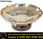 PETISQUEIRA EXECUTADA EM METAL, ESPESSURADO À PRATA, APRESENTANDO FORMATO CIRCULAR, APOIADO SOBRE PÉ ANELAR, BORDA RECORTADA E RICAMENTE VAZADA COM DECORAÇÃO EM RELEVO DE CESTOS FLORAIS, FESTÕES E MOTIVOS ORNAMENTAIS , MEDINDO 4 X 10,5 CM. APRESENTA MARCAS DO TEMPO, USO, DESGASTES E/OU IMPERFEIÇÕES COMPATÍVEIS COM SUA UTILIZAÇÃO E ESTADO DE CONSERVAÇÃO, DESTACANDO NECESSIDADE DE LIMPEZA, CONFORME FOTOS EXTRAS. ESCLAREÇA TODAS AS DÚVIDAS ANTES DE EFETUAR SEU LANCE, QUE SERÁ CONSIDERADO IRREVOGÁVEL E IRRETRATÁVEL. CONSULTE PREVIAMENTE OS TERMOS E CONDIÇÕES DISPONÍVEIS NO SITE. CONTATO VIA TELEFONE OU WHATSAPP: (21) 98264-3000.