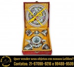 ARTE ORIENTAL – CONJUNTO PARA CHÁ EXECUTADO EM PORCELANA ESMALTADA E VITRIFICADA, APRESENTANDO RICA DECORAÇÃO POLICROMADA COM CENAS DE PERSONAGENS ORIENTAIS EM JARDINS, CERCADAS POR ELEMENTOS FLORAIS E ORNAMENTAIS COMPOSTO POR SEIS PEÇAS, SENDO: BULE, ACOMPANHADO DE TAMPA COM PEGA CENTRAL, MEDINDO 6 X 12 X 8 CM; QUATRO COPOS, DITO CHOKO, MEDINDO 3,5 X 4,5 CM CADA E PRATO, MEDINDO 14 CM, ACONDICIONADOS EM ESTOJO ORIGINAL REVESTIDO EXTERNAMENTE EM TECIDO BROCADO E INTERNAMENTE EM TECIDO ACETINADO. EM SUA EMBALAGEM ORIGINAL, PRESERVANDO AS CARACTERÍSTICAS DE ARMAZENAMENTO DE FÁBRICA. APRESENTAM MARCAS DO TEMPO, USO, DESGASTES E/OU IMPERFEIÇÕES COMPATÍVEIS COM SUA UTILIZAÇÃO E ESTADO DE CONSERVAÇÃO, DESTACANDO DANO NA PARTE INTERNA DA TAMPA, CONFORME FOTOS EXTRAS. ESCLAREÇA TODAS AS DÚVIDAS ANTES DE EFETUAR SEU LANCE, QUE SERÁ CONSIDERADO IRREVOGÁVEL E IRRETRATÁVEL. CONSULTE PREVIAMENTE OS TERMOS E CONDIÇÕES DISPONÍVEIS NO SITE. CONTATO VIA TELEFONE OU WHATSAPP: (21) 98264-3000.