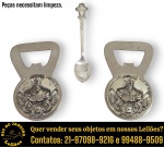 CONJUNTO, PARTE DE SERVIÇO DE MESA, EXECUTADOS EM METAL PRATEADO, COMPOSTO POR TRÊS PEÇAS, SENDO: DOIS ABRIDORES DE GARRAFAS, COM DECORAÇÃO EM RELEVO, REPRESENTANDO MEDALHA DO CLUBE DE REGATAS BASCO DA GAMA, MEDINDO 9 X 6 CM CADA E COLHER, PARTE DE COLEÇÃO, ROLEX BY BUCHERER OF SWITZERLAND, NO CABO, DESTACA-SE A ICÔNICA COROA DA ROLEX, O LOGOTIPO DA BUCHERER E O NOME DA CIDADE DE ZURICH E NA BASE CÔNCAVA DA COLHER, HÁ UM ENTALHE DETALHADO QUE RETRATA UMA PAISAGEM HISTÓRICA MARCANTE DA CIDADE, COM A FAMOSA IGREJA GROSSMÜNSTER, MEDINDO 10 CM. APRESENTAM MARCAS DO TEMPO, USO, DESGASTES E/OU IMPERFEIÇÕES COMPATÍVEIS COM SUA UTILIZAÇÃO E ESTADO DE CONSERVAÇÃO, CONFORME FOTOS EXTRAS. ESCLAREÇA TODAS AS DÚVIDAS ANTES DE EFETUAR SEU LANCE, QUE SERÁ CONSIDERADO IRREVOGÁVEL E IRRETRATÁVEL. CONSULTE PREVIAMENTE OS TERMOS E CONDIÇÕES DISPONÍVEIS NO SITE. CONTATO VIA TELEFONE OU WHATSAPP: (21) 98264-3000.