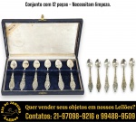 CONJUNTO DE COLHERES, PARTE DE COLEÇÃO, EXECUTADAS EM METAL ESPESSURADO À PRATA 90, COMPOSTO POR DOZE PEÇAS, COM CABOS ORNAMENTADOS EM EM RELEVO COM REPRESENTAÇÕES DE CIDADES E PONTOS TURÍSTICOS DO BRASIL (COMO RIO DE JANEIRO E SÃO PAULO), ESTANDO SEIS UNIDADES ACONDICIONADAS EM CAIXA ORIGINAL REVESTIDA COM INTERIOR AVELUDADO, MEDINDO 10 CM CADA. EM SUA EMBALAGEM ORIGINAL, PRESERVANDO AS CARACTERÍSTICAS DE ARMAZENAMENTO DE FÁBRICA
APRESENTA MARCAS DO TEMPO, USO, DESGASTES E/OU IMPERFEIÇÕES COMPATÍVEIS COM SUA UTILIZAÇÃO E ESTADO DE CONSERVAÇÃO, DESTACANDO DANO NA PARTE INTERNA DA TAMPA, CONFORME FOTOS EXTRAS. ESCLAREÇA TODAS AS DÚVIDAS ANTES DE EFETUAR SEU LANCE, QUE SERÁ CONSIDERADO IRREVOGÁVEL E IRRETRATÁVEL. CONSULTE PREVIAMENTE OS TERMOS E CONDIÇÕES DISPONÍVEIS NO SITE. CONTATO VIA TELEFONE OU WHATSAPP: (21) 98264-3000.