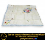 TOALHA DE MESA CONFECCIONADA EM ORGANZA, PRODUZIDA ARTESANALMENTE, COR OFF-WHITE, RICAMENTE DECORADA COM BORDADOS DISTRIBUÍDOS POR TODA A SUPERFÍCIE, COM GRANDES ARRANJOS FLORAIS NOS QUADRANTES CENTRAIS, MOTIVOS FLORAIS MENORES AO CENTRO E NOS LADOS, ALÉM DE ORNAMENTAÇÃO NOS QUATRO CANTOS COM FLORES, FOLHAGENS E RAMAGENS EM DIVERSAS CORES, UTILIZANDO DIFERENTES PONTOS, BARRA RECORTADA EM ONDULAÇÕES E ACABAMENTO EM BAINHA ESTREITA, MEDINDO 130 X 130 CM. TRATA-SE DE PEÇAS SEMINOVAS, PODENDO APRESENTAR SINAIS DE USO, MARCAS DO TEMPO, DESGASTES NATURAIS, PEQUENAS IMPERFEIÇÕES, RESTAUROS, REPAROS E/OU OUTRAS CARACTERÍSTICAS PRÓPRIAS DE SUA NATUREZA, USO E ESTADO DE CONSERVAÇÃO, DESTACANDO MANCHAS, NÃO SENDO TAIS ASPECTOS, POR SI SÓ, MOTIVO PARA DESCLASSIFICAÇÃO, CANCELAMENTO OU QUESTIONAMENTOS POSTERIORES, DEVENDO O ARREMATANTE CONSIDERAR TAIS CONDIÇÕES PREVIAMENTE À OFERTA E ARREMATAÇÃO. ESCLAREÇA TODAS AS DÚVIDAS ANTES DE EFETUAR SEU LANCE, QUE SERÁ CONSIDERADO IRREVOGÁVEL E IRRETRATÁVEL. CONSULTE PREVIAMENTE OS TERMOS E CONDIÇÕES DISPONÍVEIS NO SITE. CONTATO (21) 98264-3000.