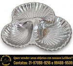MERIDIONAL - PETISQUEIRA EXECUTADA EM AÇO INOXIDÁVEL 18/8, APRESENTANDO DESIGN TRILOBADO MOLDADA EM FORMATO DE TRÊS CONCHAS (VIEIRAS) INTERLIGADAS, COM ACABAMENTO EM RELEVO QUE REPRODUZ AS NERVURAS NATURAIS DAS CONCHAS, ONDULADAS COM ALÇA CENTRAL, MEDINDO 4 X 22 CM.APRESENTA MARCAS DO TEMPO, USO, DESGASTES E/OU IMPERFEIÇÕES COMPATÍVEIS COM SUA UTILIZAÇÃO E ESTADO DE CONSERVAÇÃO, CONFORME FOTOS EXTRAS. ESCLAREÇA TODAS AS DÚVIDAS ANTES DE EFETUAR SEU LANCE, QUE SERÁ CONSIDERADO IRREVOGÁVEL E IRRETRATÁVEL. CONSULTE PREVIAMENTE OS TERMOS E CONDIÇÕES DISPONÍVEIS NO SITE. CONTATO VIA TELEFONE OU WHATSAPP: (21) 98264-3000.