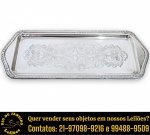BANDEJA EXECUTADA EM METAL ESPESSURADO À PRATA, APRESENTANDO FORMATO ALONGADO, COM BORDA EM RELEVO ORNAMENTADA POR FRISOS E MOTIVOS CONCHEADOS NOS CANTOS, GALERIA CENTRAL LIGEIRAMENTE REBAIXADA E RICAMENTE CINZELADA EM VOLUTAS, ARABESCOS E ACANTOS, MEDINDO 33 X 14 CM. APRESENTA MARCAS DO TEMPO, USO, DESGASTES E/OU IMPERFEIÇÕES COMPATÍVEIS COM SUA UTILIZAÇÃO E ESTADO DE CONSERVAÇÃO, CONFORME FOTOS EXTRAS. ESCLAREÇA TODAS AS DÚVIDAS ANTES DE EFETUAR SEU LANCE, QUE SERÁ CONSIDERADO IRREVOGÁVEL E IRRETRATÁVEL. CONSULTE PREVIAMENTE OS TERMOS E CONDIÇÕES DISPONÍVEIS NO SITE. CONTATO VIA TELEFONE OU WHATSAPP: (21) 98264-3000.