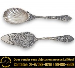 CONJUNTO, PARTE DE FAQUEIRO, EXECUTADO EM METAL ESPESSURADO À PRATA, APRESENTANDO CABOS E CORPOS RICAMENTE TRABALHADOS COM RELEVOS FLORAIS E DETALHES CINZELADOS, COMPOSTO POR DUAS PEÇAS, SENDO: COLHER PARA SERVIÇO COM BOJO EM FORMATO DE CONCHA, MEDINDO 20 CM E ESPÁTULA PARA BOLO E/OU DOCES, MEDINDO 19 CM. APRESENTAM MARCAS DO TEMPO, USO, DESGASTES E/OU IMPERFEIÇÕES COMPATÍVEIS COM SUA UTILIZAÇÃO E ESTADO DE CONSERVAÇÃO, CONFORME FOTOS EXTRAS. ESCLAREÇA TODAS AS DÚVIDAS ANTES DE EFETUAR SEU LANCE, QUE SERÁ CONSIDERADO IRREVOGÁVEL E IRRETRATÁVEL. CONSULTE PREVIAMENTE OS TERMOS E CONDIÇÕES DISPONÍVEIS NO SITE. CONTATO VIA TELEFONE OU WHATSAPP: (21) 98264-3000.