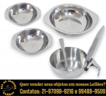 CONJUNTO, PARTE DE SERVIÇO DE MESA, EXECUTADO EM AÇO INOXIDÁVEL, MARCAS, MODELOS, MEDIDAS, FORMATOS, TAMANHOS, UTILIDADES E PROCEDÊNCIAS DIVERSOS COMPOSTO POR CINCO PEÇAS, SENDO: DOIS BOWLS, APRESENTANDO FORMATO CIRCULAR, COM ABAS LATERAIS INTEGRADAS, MEDINDO 2,5 X 11 X 9 CM CADA; SALADEIRA, APRESENTANDO FORMATO CIRCULAR, COM ABAS LATERAIS INTEGRADAS, MEDINDO 3,5 X 17 X 14,5 CM E FARINHEIRA, MARCA MERIDIONAL, APRESENTANDO CORPO BOJUDO, TAMPA COM MOVIMENTO BASCULANTE, MEDINDO 4 X 15 X 11 CM, ACOMPANHADA DE COLHER, MARCA FRACALANZA, MEDINDO 15 CM. APRESENTAm MARCAS DO TEMPO, USO, DESGASTES E/OU IMPERFEIÇÕES COMPATÍVEIS COM SUA UTILIZAÇÃO E ESTADO DE CONSERVAÇÃO, CONFORME FOTOS EXTRAS. ESCLAREÇA TODAS AS DÚVIDAS ANTES DE EFETUAR SEU LANCE, QUE SERÁ CONSIDERADO IRREVOGÁVEL E IRRETRATÁVEL. CONSULTE PREVIAMENTE OS TERMOS E CONDIÇÕES DISPONÍVEIS NO SITE. CONTATO VIA TELEFONE OU WHATSAPP: (21) 98264-3000.