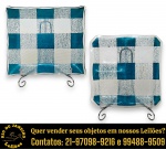 CONJUNTO, PARTE DE SERVIÇO DE MESA, EXECUTADO EM VIDRO TRABALHADO, NA TÉCNICA FUSING, APRESENTANDO FORMATO QUADRADO COM BORDAS LEVEMENTE ONDULADAS, DECORADOS COM PADRÃO XADREZ, DITO GINGHAM COMPOSTO POR DUAS PEÇAS, SENDO: PRATO PARA SERVIÇO DE SOBREMESAS, MEDINDO 24 X 21 CM E PETISQUEIRA COM QUATRO DIVISÕES, MEDINDO 21 X 20 CM. APRESENTAM MARCAS DO TEMPO, USO, DESGASTES E/OU IMPERFEIÇÕES COMPATÍVEIS COM SUA UTILIZAÇÃO E ESTADO DE CONSERVAÇÃO, CONFORME FOTOS EXTRAS. ESCLAREÇA TODAS AS DÚVIDAS ANTES DE EFETUAR SEU LANCE, QUE SERÁ CONSIDERADO IRREVOGÁVEL E IRRETRATÁVEL. CONSULTE PREVIAMENTE OS TERMOS E CONDIÇÕES DISPONÍVEIS NO SITE. CONTATO VIA TELEFONE OU WHATSAPP: (21) 98264-3000.