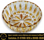 SALADEIRA EXECUTADA EM GROSSO CRISTAL PRENSADO DOUBLE, APRESENTANDO CORPO CIRCULAR, ORNAMENTADO POR RICA LAPIDAÇÃO GEOMÉTRICA EM ALTO-RELEVO, DESTACANDO MOTIVOS OVAIS, RAIADOS E FLORAIS NO FUNDO. E DETALHES EM CORES VIBRANTES NAS FACETAS MEDINDO 6 X 18 CM. APRESENTA MARCAS DO TEMPO, USO, DESGASTES E/OU IMPERFEIÇÕES COMPATÍVEIS COM SUA UTILIZAÇÃO E ESTADO DE CONSERVAÇÃO, CONFORME FOTOS EXTRAS. ESCLAREÇA TODAS AS DÚVIDAS ANTES DE EFETUAR SEU LANCE, QUE SERÁ CONSIDERADO IRREVOGÁVEL E IRRETRATÁVEL. CONSULTE PREVIAMENTE OS TERMOS E CONDIÇÕES DISPONÍVEIS NO SITE. CONTATO VIA TELEFONE OU WHATSAPP: (21) 98264-3000.