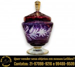 COMPOTEIRA EXECUTADA EM DEMI-CRISTAL COLORIDO, APRESENTANDO CORPO DE BOJUDO LEVEMENTE CÔNICO, ORNAMENTADO COM RICA DECORAÇÃO EM MOTIVOS FLORAIS, FOLHAGENS E RAMOS ESTILIZADOS GRAVADOS EM RELEVO, APOIADA SOBRE PÉ TRANSPARENTE, ACOMPANHADA DE TAMPA ABAULADA ENCIMADA POR ELEGANTE POMO EM VIDRO COLORIDO, MEDINDO 24 X 14 CM. APRESENTA MARCAS DO TEMPO, USO, DESGASTES E/OU IMPERFEIÇÕES COMPATÍVEIS COM SUA UTILIZAÇÃO E ESTADO DE CONSERVAÇÃO, DESTACANDO DESCOLORAÇÃO DEVIDO AO TEMPO, CONFORME FOTOS EXTRAS. ESCLAREÇA TODAS AS DÚVIDAS ANTES DE EFETUAR SEU LANCE, QUE SERÁ CONSIDERADO IRREVOGÁVEL E IRRETRATÁVEL. CONSULTE PREVIAMENTE OS TERMOS E CONDIÇÕES DISPONÍVEIS NO SITE. CONTATO VIA TELEFONE OU WHATSAPP: (21) 98264-3000.