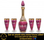 CONJUNTO PARA BEBIDAS EXECUTADO EM VIDRO COLORIDO, PINTADO À MÃO, APRESENTANDO DELICADOS RAMOS FLORAIS ESMALTADOS DISTRIBUÍDOS PELO CORPO, COMPLEMENTADOS POR FRISOS E DETALHES DOURADOS À BOCA, GARGALO, BASE E REGIÃO INFERIOR DO BOJO EM PROFUSAS APLICAÇÕES EM VIBRANTE DOURADO, POSSIVELMENTE OURO, COMPOSTO POR CINCO PEÇAS, SENDO: LICOREIRA COM CORPO BOJUDO SOBRE BASE CIRCULAR ELEVADA E LONGO GARGALO AFUNILADO, ACOMPANHADA COM ROLHA ORIGINAL EM FORMATO CÔNICO COM ENCAIXE ESMERILHADO, MEDINDO 29 CM E QUATRO TAÇAS, COM FORMATO CÔNICO ALONGADO SOBRE PÉ CIRCULAR, MEDINDO 11 X 4 CM CADA. APRESENTAM MARCAS DO TEMPO, USO, DESGASTES E/OU IMPERFEIÇÕES COMPATÍVEIS COM SUA UTILIZAÇÃO E ESTADO DE CONSERVAÇÃO, DESTACANDO DESCOLORAÇÃO DEVIDO AO TEMPO, CONFORME FOTOS EXTRAS. ESCLAREÇA TODAS AS DÚVIDAS ANTES DE EFETUAR SEU LANCE, QUE SERÁ CONSIDERADO IRREVOGÁVEL E IRRETRATÁVEL. CONSULTE PREVIAMENTE OS TERMOS E CONDIÇÕES DISPONÍVEIS NO SITE. CONTATO VIA TELEFONE OU WHATSAPP: (21) 98264-3000.