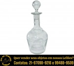 LICOREIRA EXECUTADA EM VIDRO, APRESENTANDO CORPO BOJUDO E ROBUSTO COM OMBROS MARCADOS, GARGALO LONGO AFUNILADO, COM DELICADA DECORAÇÃO GRAVADA À ÁCIDO, COM FRISOS CIRCULARES E MOTIVOS GEOMÉTRICOS ESTILIZADOS NO GARGALO E NA REGIÃO SUPERIOR DO CORPO, ENCIMADA POR ROLHA ESFÉRICA LAPIDADA COM ENCAIXE ESMERILHADO, MEDINDO 29 CM. APRESENTA MARCAS DO TEMPO, USO, DESGASTES E/OU IMPERFEIÇÕES COMPATÍVEIS COM SUA UTILIZAÇÃO E ESTADO DE CONSERVAÇÃO, CONFORME FOTOS EXTRAS. ESCLAREÇA TODAS AS DÚVIDAS ANTES DE EFETUAR SEU LANCE, QUE SERÁ CONSIDERADO IRREVOGÁVEL E IRRETRATÁVEL. CONSULTE PREVIAMENTE OS TERMOS E CONDIÇÕES DISPONÍVEIS NO SITE. CONTATO VIA TELEFONE OU WHATSAPP: (21) 98264-3000.