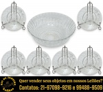 CONJUNTO PARA SOBREMESAS EXECUTADO EM VIDRO PRENSADO E MOLDADO RICAMENTE DECORADOS EM ALTO-RELEVO COMPOSTO POR SETE PEÇAS, SENDO: SALADEIRA, APRESENTANDO FORMATO REDONDO COM BORDAS ONDULADAS E TRABALHADAS EM RELEVOS GEOMÉTRICOS, PAREDES CANELADAS E DECORAÇÃO GEOMÉTRICA E FLORAL EM RELEVO NO INTERIOR E NA BASE, MEDINDO 8 X 19 CM E SEIS PRATOS SOBREMESAS, BORDA RECORTADA COM ACABAMENTO DENTEADO, MOTIVOS FLORAIS, VOLUTAS E ESTRELA CENTRAL EM RELEVO, MEDINDO 19 CM CADA. APRESENTAM MARCAS DO TEMPO, USO, DESGASTES E/OU IMPERFEIÇÕES COMPATÍVEIS COM SUA UTILIZAÇÃO E ESTADO DE CONSERVAÇÃO, CONFORME FOTOS EXTRAS. ESCLAREÇA TODAS AS DÚVIDAS ANTES DE EFETUAR SEU LANCE, QUE SERÁ CONSIDERADO IRREVOGÁVEL E IRRETRATÁVEL. CONSULTE PREVIAMENTE OS TERMOS E CONDIÇÕES DISPONÍVEIS NO SITE. CONTATO VIA TELEFONE OU WHATSAPP: (21) 98264-3000.
