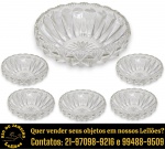 CONJUNTO PARA SOBREMESAS EXECUTADO EM VIDRO PRENSADO E MOLDADO, APRESENTANDO CORPO CIRCULAR, RICA LAPIDAÇÃO GEOMÉTRICA EM ALTO-RELEVO COM MOTIVOS DE RAIOS E ESTRELA AO CENTRO E BORDAS TRABALHADAS E RECORTADAS COM DECORAÇÃO EM LEQUE, CORPO FACETADO COM GOMOS VERTICAIS E BASE ORNAMENTADA POR ROSÁCEA ESTILIZADA, COMPOSTO POR SEIS PEÇAS, SENDO: SALADEIRA, MEDINDO 8,5 X 23 CM E CINCO BOWLS, MEDINDO 3,5 X 10 CM CADA. APRESENTAM MARCAS DO TEMPO, USO, DESGASTES E/OU IMPERFEIÇÕES COMPATÍVEIS COM SUA UTILIZAÇÃO E ESTADO DE CONSERVAÇÃO, CONFORME FOTOS EXTRAS. ESCLAREÇA TODAS AS DÚVIDAS ANTES DE EFETUAR SEU LANCE, QUE SERÁ CONSIDERADO IRREVOGÁVEL E IRRETRATÁVEL. CONSULTE PREVIAMENTE OS TERMOS E CONDIÇÕES DISPONÍVEIS NO SITE. CONTATO VIA TELEFONE OU WHATSAPP: (21) 98264-3000.