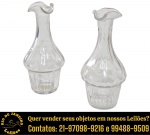 CONJUNTO DE GALHETAS EXECUTADAS EM VIDRO, APRESENTANDO CORPO CILÍNDRICO ESTRIADA E CANELADA, GARGALO ALTO EM FORMATO CÔNICO, DECORADO COM GOMOS EM ALTO-RELEVO COM BOCAL MODELADO COM VERTEDOR E TERMINAÇÃO ONDULADA, COMPOSTO POR DUAS PEÇAS, MEDINDO 15,5 X 7 CM CADA. APRESENTAM MARCAS DO TEMPO, USO, DESGASTES E/OU IMPERFEIÇÕES COMPATÍVEIS COM SUA UTILIZAÇÃO E ESTADO DE CONSERVAÇÃO, CONFORME FOTOS EXTRAS. ESCLAREÇA TODAS AS DÚVIDAS ANTES DE EFETUAR SEU LANCE, QUE SERÁ CONSIDERADO IRREVOGÁVEL E IRRETRATÁVEL. CONSULTE PREVIAMENTE OS TERMOS E CONDIÇÕES DISPONÍVEIS NO SITE. CONTATO VIA TELEFONE OU WHATSAPP: (21) 98264-3000.