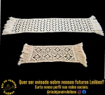 CONJUNTO, PARTE DE SERVIÇO, CONFECCIONADOS EM CROCHÊ, PRODUZIDOS ARTESANALMENTE, COR OFF-WHITE, COM TRABALHO EM PONTO VAZADO E TELINHAS EM MOTIVOS GEOMÉTRICOS E FLORAIS, FINALIZADAS COM FRANJAS NAS EXTREMIDADES, COMPOSTO POR DUAS PEÇAS, SENDO: CAMINHO E/OU TRILHO DE MESA, MEDINDO 130 X 25 CM E NAPPERON, MEDINDO 80 X 25 CM. TRATA-SE DE PEÇAS SEMINOVAS, PODENDO APRESENTAR SINAIS DE USO, MARCAS DO TEMPO, DESGASTES NATURAIS, PEQUENAS IMPERFEIÇÕES, RESTAUROS, REPAROS E/OU OUTRAS CARACTERÍSTICAS PRÓPRIAS DE SUA NATUREZA, USO E ESTADO DE CONSERVAÇÃO, DESTACANDO MANCHAS NO CAMINHO E/OU TRILHO, NÃO SENDO TAIS ASPECTOS, POR SI SÓ, MOTIVO PARA DESCLASSIFICAÇÃO, CANCELAMENTO OU QUESTIONAMENTOS POSTERIORES, DEVENDO O ARREMATANTE CONSIDERAR TAIS CONDIÇÕES PREVIAMENTE À OFERTA E ARREMATAÇÃO. ESCLAREÇA TODAS AS DÚVIDAS ANTES DE EFETUAR SEU LANCE, QUE SERÁ CONSIDERADO IRREVOGÁVEL E IRRETRATÁVEL. CONSULTE PREVIAMENTE OS TERMOS E CONDIÇÕES DISPONÍVEIS NO SITE. CONTATO (21) 98264-3000.