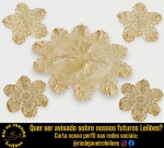 CONJUNTO, PARTE DE SERVIÇO DE MESA, CONFECCIONADOS EM CROCHÊ, PRODUZIDOS ARTESANALMENTE, COM BORDAS RECORTADAS E DETALHADO COM MOTIVOS FLORAIS COMPOSTO POR CINCO PEÇAS, SENDO: CENTRO DE MESA, COM DESENHO RADIAL E ELABORADO TRABALHO VAZADO, MEDINDO 50 CM E QUATRO NAPPERONS, EM FORMATO ESTRELADO, MEDINDO 30 CM CADA. TRATA-SE DE PEÇAS SEMINOVAS, PODENDO APRESENTAR SINAIS DE USO, MARCAS DO TEMPO, DESGASTES NATURAIS, PEQUENAS IMPERFEIÇÕES, RESTAUROS, REPAROS E/OU OUTRAS CARACTERÍSTICAS PRÓPRIAS DE SUA NATUREZA, USO E ESTADO DE CONSERVAÇÃO, NÃO SENDO TAIS ASPECTOS, POR SI SÓ, MOTIVO PARA DESCLASSIFICAÇÃO, CANCELAMENTO OU QUESTIONAMENTOS POSTERIORES, DEVENDO O ARREMATANTE CONSIDERAR TAIS CONDIÇÕES PREVIAMENTE À OFERTA E ARREMATAÇÃO. ESCLAREÇA TODAS AS DÚVIDAS ANTES DE EFETUAR SEU LANCE, QUE SERÁ CONSIDERADO IRREVOGÁVEL E IRRETRATÁVEL. CONSULTE PREVIAMENTE OS TERMOS E CONDIÇÕES DISPONÍVEIS NO SITE. CONTATO (21) 98264-3000.