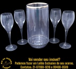 CONJUNTO PARA BEBIDAS EXECUTADO EM MATERIAIS, MARCAS, MODELOS, MEDIDAS, FORMATOS, TAMANHOS, UTILIDADES DIVERSOS, COM ESTAMPA, DITA RÓTULO, COMPOSTO QUATRO PEÇAS, SENDO CINCO TAÇAS PARA CHAMPANHE, MARCA LAURENT-PERRIER, EM VIDRO TRANSPARENTE, BOJO TIPO TULIPA, RÓTULO LAURENT-PERRIER CHAMPAGNE – DEPUIS 1812, HASTE LONGA SOBRE BASE CIRCULAR, MEDINDO 19,5 X 5 CM CADA E CHAMPANHEIRA EM ACRÍLICO, MARCA VEUVE CLICQUOT, APRESENTANDO CORPO CILÍNDRICO TRANSPARENTE COM BORDA E ANEL INFERIOR, MEDINDO 23 X 11,5 CM. APRESENTAM MARCAS DO TEMPO, USO, DESGASTES E/OU IMPERFEIÇÕES COMPATÍVEIS COM SUA UTILIZAÇÃO E ESTADO DE CONSERVAÇÃO, CONFORME FOTOS EXTRAS. ESCLAREÇA TODAS AS DÚVIDAS ANTES DE EFETUAR SEU LANCE, QUE SERÁ CONSIDERADO IRREVOGÁVEL E IRRETRATÁVEL. CONSULTE PREVIAMENTE OS TERMOS E CONDIÇÕES DISPONÍVEIS NO SITE. CONTATO VIA TELEFONE OU WHATSAPP: (21) 98264-3000.