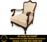POLTRONA, ESTILO LUIS XV, COM ESTRUTURA EM MADEIRA NOBRE E FINOS DETALHES ENTALHADOS À MÃO, APRESENTANDO ENCOSTO ONDULADO, CURVADO E RECORTADO ENCIMADO POR ARCADA DUPLA COM DETALHE ESCULPIDO AO CENTRO, LADEADO POR BRAÇOS E MONTANTES RECURVOS E ENROLADOS COM ACABAMENTO TRABALHADO EM VOLUTAS, ASSENTO LEVEMENTE ABAULADO SOBRE SAIA MOVIMENTADA, PERNAS DIANTEIRAS CURVILÍNEAS REMATADAS POR PÉS CURVADOS E TRABALHADOS, DITO PIEDS CABRIOLE, ESTOFAMENTO REVESTIDO EM TECIDO JACQUARD, COR BEGE, MEDINDO 88 X 62 X 70 CM, ACOMPANHADA DE CAPA EM TECIDO IMPERMEÁVEL. APRESENTA MARCAS DO TEMPO, USO, DESGASTES E/OU PEQUENAS IMPERFEIÇÕES COMPATÍVEIS COM SUA UTILIZAÇÃO E ESTADO DE CONSERVAÇÃO, CONFORME FOTOS EXTRAS. INFORMAMOS AINDA QUE NÃO REALIZAMOS EMBALAGEM DE MÓVEIS, SENDO A RETIRADA, ACONDICIONAMENTO, PROTEÇÃO E TRANSPORTE DE TOTAL RESPONSABILIDADE DO ARREMATANTE E/OU TRANSPORTADOR CONTRATADO. ESCLAREÇA TODAS AS DÚVIDAS ANTES DE EFETUAR SEU LANCE, QUE SERÁ CONSIDERADO IRREVOGÁVEL E IRRETRATÁVEL. CONSULTE PREVIAMENTE OS TERMOS E CONDIÇÕES DISPONÍVEIS NO SITE. CONTATO (21) 98264-3000. ESTE LOTE COMBINA COM OS LOTES Nº 28 E 97.