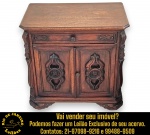 CRIADO-MUDO, ESTILO RENASCENÇA PORTUGUESA, EXECUTADO EM MADEIRA NOBRE, COM RICO TRABALHO DE ENTALHES ARTESANAIS, TAMPO CHANFRADO, GAVETA CENTRAL COM PUXADOR REDONDO, COMPARTIMENTO INFERIOR COM ESPAÇO INTERNO DE PRATELEIRA E DUAS PORTAS DECORADAS COM APLIQUES ENTALHADOS EM ALTO-RELEVO, ALÉM DE LATERAIS E BASE RICAMENTE ESCULPIDOS, MEDINDO 63 X 66 X 40 CM. APRESENTA MARCAS DO TEMPO, USO, DESGASTES E/OU PEQUENAS IMPERFEIÇÕES COMPATÍVEIS COM SUA UTILIZAÇÃO E ESTADO DE CONSERVAÇÃO, CONFORME FOTOS EXTRAS. INFORMAMOS AINDA QUE NÃO REALIZAMOS EMBALAGEM DE MÓVEIS, SENDO A RETIRADA, ACONDICIONAMENTO, PROTEÇÃO E TRANSPORTE DE TOTAL RESPONSABILIDADE DO ARREMATANTE E/OU TRANSPORTADOR CONTRATADO. ESCLAREÇA TODAS AS DÚVIDAS ANTES DE EFETUAR SEU LANCE, QUE SERÁ CONSIDERADO IRREVOGÁVEL E IRRETRATÁVEL. CONSULTE PREVIAMENTE OS TERMOS E CONDIÇÕES DISPONÍVEIS NO SITE. CONTATO (21) 98264-3000.