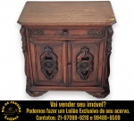 CRIADO-MUDO, ESTILO RENASCENÇA PORTUGUESA, EXECUTADO EM MADEIRA NOBRE, COM RICO TRABALHO DE ENTALHES ARTESANAIS, TAMPO CHANFRADO, GAVETA CENTRAL COM PUXADOR REDONDO, COMPARTIMENTO INFERIOR COM ESPAÇO INTERNO DE PRATELEIRA E DUAS PORTAS DECORADAS COM APLIQUES ENTALHADOS EM ALTO-RELEVO, ALÉM DE LATERAIS E BASE RICAMENTE ESCULPIDOS, MEDINDO 63 X 66 X 40 CM. APRESENTA MARCAS DO TEMPO, USO, DESGASTES E/OU PEQUENAS IMPERFEIÇÕES COMPATÍVEIS COM SUA UTILIZAÇÃO E ESTADO DE CONSERVAÇÃO, DESTACANDO DANO (DESCASCADO) NA PLACAGEM DO TAMPO, CONFORME FOTOS EXTRAS. INFORMAMOS AINDA QUE NÃO REALIZAMOS EMBALAGEM DE MÓVEIS, SENDO A RETIRADA, ACONDICIONAMENTO, PROTEÇÃO E TRANSPORTE DE TOTAL RESPONSABILIDADE DO ARREMATANTE E/OU TRANSPORTADOR CONTRATADO. ESCLAREÇA TODAS AS DÚVIDAS ANTES DE EFETUAR SEU LANCE, QUE SERÁ CONSIDERADO IRREVOGÁVEL E IRRETRATÁVEL. CONSULTE PREVIAMENTE OS TERMOS E CONDIÇÕES DISPONÍVEIS NO SITE. CONTATO (21) 98264-3000.