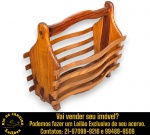 REVISTEIRO, ESTILO RÚSTICO, EXECUTADO EM MADEIRA, APRESENTANDO ESTRUTURA ROBUSTA COM LATERAIS CURVAS, TRAVESSAS HORIZONTAIS E BASE ONDULADA, MEDINDO 38 X 45 X 25 CM. APRESENTA MARCAS DO TEMPO, USO, DESGASTES E/OU PEQUENAS IMPERFEIÇÕES COMPATÍVEIS COM SUA UTILIZAÇÃO E ESTADO DE CONSERVAÇÃO, CONFORME FOTOS EXTRAS. ESCLAREÇA TODAS AS DÚVIDAS ANTES DE EFETUAR SEU LANCE, QUE SERÁ CONSIDERADO IRREVOGÁVEL E IRRETRATÁVEL. CONSULTE PREVIAMENTE OS TERMOS E CONDIÇÕES DISPONÍVEIS NO SITE. CONTATO (21) 98264-3000.