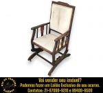 CADEIRA DE BALANÇO, DITA DE PLATAFORMA (PLATFORM ROCKER), EXECUTADA EM MADEIRA NOBRE, EIXOS DE TRAVEJAMENTO, BASE FIXA COM BRAÇOS E TRAVESSAS DE SUPORTE ROBUSTAS, APRESENTA LINHAS RETAS COM DETALHES GEOMÉTRICOS DISCRETOS NO TOPO DO ENCOSTO ALTO E RECORTES EM MADEIRA NOS BRAÇOS, MEDINDO 102 X 60 X 60 CM. APRESENTA MARCAS DO TEMPO, USO, DESGASTES E/OU PEQUENAS IMPERFEIÇÕES COMPATÍVEIS COM SUA UTILIZAÇÃO E ESTADO DE CONSERVAÇÃO, DESTACANDO DANO REPARADO, CONFORME FOTOS EXTRAS. INFORMAMOS AINDA QUE NÃO REALIZAMOS EMBALAGEM DE MÓVEIS, SENDO A RETIRADA, ACONDICIONAMENTO, PROTEÇÃO E TRANSPORTE DE TOTAL RESPONSABILIDADE DO ARREMATANTE E/OU TRANSPORTADOR CONTRATADO. ESCLAREÇA TODAS AS DÚVIDAS ANTES DE EFETUAR SEU LANCE, QUE SERÁ CONSIDERADO IRREVOGÁVEL E IRRETRATÁVEL. CONSULTE PREVIAMENTE OS TERMOS E CONDIÇÕES DISPONÍVEIS NO SITE. CONTATO (21) 98264-3000.