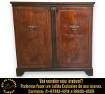 ARMÁRIO CAMISEIRO EXECUTADO EM MADEIRA, DUAS PORTAS FRONTAIS ALMOFADADAS E ESTRUTURADAS E PUXADORES ORNAMENTAIS APLICADOS CENTRALIZADAMENTE EM AMBAS AS PORTAS, POSSIVELMENTE EM BRONZE FUNDIDO COM PÁTINA ENVELHECIDA, TAMPO SUPERIOR LISO, BASE ROBUSTA COM RODAPÉ FRONTAL FECHADO COM LEVES RECORTES GEOMÉTRICOS NAS EXTREMIDADES INFERIORES, MEDINDO 98 X 99 X 57 CM. APRESENTA MARCAS DO TEMPO, USO, DESGASTES E/OU PEQUENAS IMPERFEIÇÕES COMPATÍVEIS COM SUA UTILIZAÇÃO E ESTADO DE CONSERVAÇÃO, CONFORME FOTOS EXTRAS. INFORMAMOS AINDA QUE NÃO REALIZAMOS EMBALAGEM DE MÓVEIS, SENDO A RETIRADA, ACONDICIONAMENTO, PROTEÇÃO E TRANSPORTE DE TOTAL RESPONSABILIDADE DO ARREMATANTE E/OU TRANSPORTADOR CONTRATADO. ESCLAREÇA TODAS AS DÚVIDAS ANTES DE EFETUAR SEU LANCE, QUE SERÁ CONSIDERADO IRREVOGÁVEL E IRRETRATÁVEL. CONSULTE PREVIAMENTE OS TERMOS E CONDIÇÕES DISPONÍVEIS NO SITE. CONTATO (21) 98264-3000.
