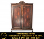 NACIONAL DOS MÓVEIS - ARMÁRIO EXECUTADO EM MADEIRA NOBRE, ESTILO INGLÊS, DITO CHIPPENDALE, DUAS PORTAS ALMOFADADAS, LATERAIS ALMOFADADAS, GUARNIÇÕES EM BRONZE RICAMENTE CINZELADAS, CHAPÉU COM FLORÃO REBUSCADO RICAMENTE ENTALHADO, INTERIOR DIVIDIDO COM PRATELEIRAS E CABIDEIRO, SAIA RECORTADA APOIADA EM QUATRO PÉS CURVOS TERMINADOS EM SAPATAS, MEDINDO 205 X 126 X 56 CM. APRESENTA MARCAS DO TEMPO, USO, DESGASTES E/OU PEQUENAS IMPERFEIÇÕES COMPATÍVEIS COM SUA UTILIZAÇÃO E ESTADO DE CONSERVAÇÃO, CONFORME FOTOS EXTRAS. INFORMAMOS AINDA QUE NÃO REALIZAMOS EMBALAGEM DE MÓVEIS, SENDO A RETIRADA, ACONDICIONAMENTO, PROTEÇÃO E TRANSPORTE DE TOTAL RESPONSABILIDADE DO ARREMATANTE E/OU TRANSPORTADOR CONTRATADO. ESCLAREÇA TODAS AS DÚVIDAS ANTES DE EFETUAR SEU LANCE, QUE SERÁ CONSIDERADO IRREVOGÁVEL E IRRETRATÁVEL. CONSULTE PREVIAMENTE OS TERMOS E CONDIÇÕES DISPONÍVEIS NO SITE. CONTATO (21) 98264-3000.