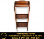 ESTANTE DE CHÃO, DITA PRATELEIRA TORRE, EXECUTADA EM MADEIRA, TRÊS NÍVEIS, SENDO UMA PRATELEIRA SUPERIOR COM LATERAIS ELEVADAS E DUAS PRATELEIRAS INFERIORES, MEDINDO 80 X 29 X 16 CM. APRESENTA MARCAS DO TEMPO, USO, DESGASTES E/OU PEQUENAS IMPERFEIÇÕES COMPATÍVEIS COM SUA UTILIZAÇÃO E ESTADO DE CONSERVAÇÃO, CONFORME FOTOS EXTRAS. INFORMAMOS AINDA QUE NÃO REALIZAMOS EMBALAGEM DE MÓVEIS, SENDO A RETIRADA, ACONDICIONAMENTO, PROTEÇÃO E TRANSPORTE DE TOTAL RESPONSABILIDADE DO ARREMATANTE E/OU TRANSPORTADOR CONTRATADO. ESCLAREÇA TODAS AS DÚVIDAS ANTES DE EFETUAR SEU LANCE, QUE SERÁ CONSIDERADO IRREVOGÁVEL E IRRETRATÁVEL. CONSULTE PREVIAMENTE OS TERMOS E CONDIÇÕES DISPONÍVEIS NO SITE. CONTATO (21) 98264-3000.